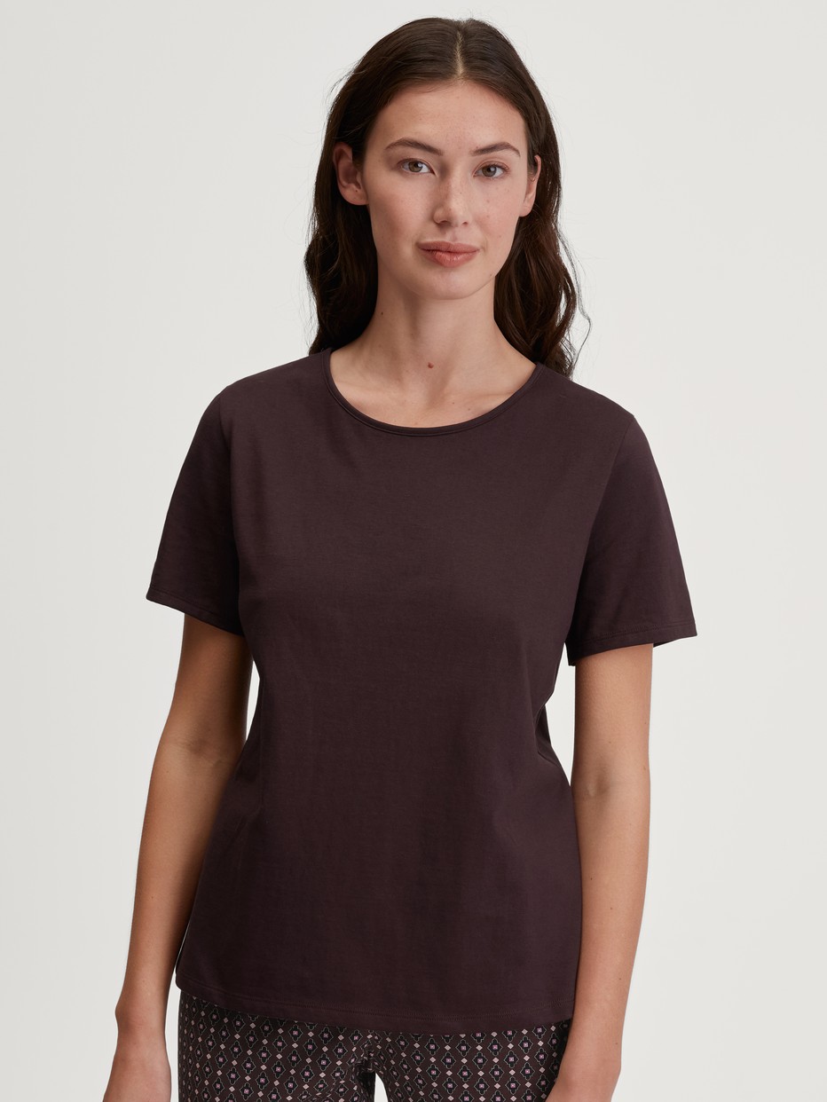 Women model is wearing Shirt short sleeve made of 100% Cotton in Red, Unicoloured from the Favourites Botanic series by CALIDA, Front view