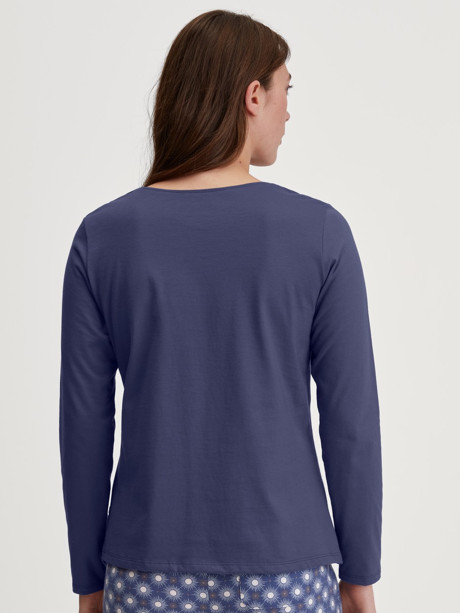 Damen-Model trägt Langarm-Shirt aus 100% Baumwolle in Blau, Einfarbig aus Serie Favourites Universe von CALIDA, Rückansicht