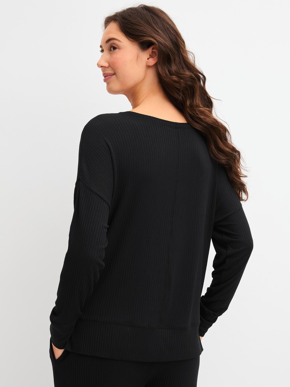 Damen-Model trägt Langarm-Shirt aus TENCEL™ Modal aus Modal in Schwarz, Einfarbig aus Serie Feminine Lounge von CALIDA, Rückansicht