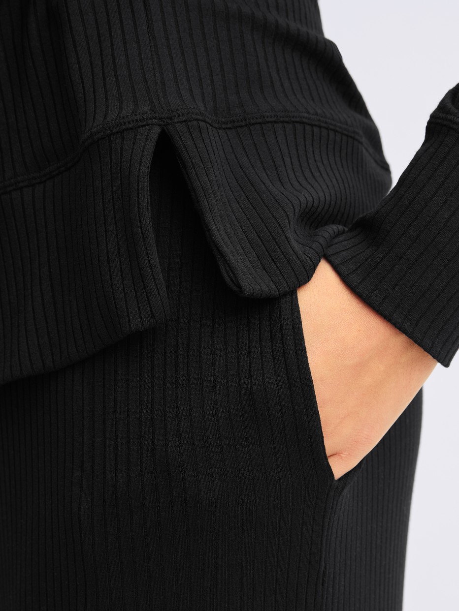 Damen-Model trägt Langarm-Shirt aus TENCEL™ Modal aus Modal in Schwarz, Einfarbig aus Serie Feminine Lounge von CALIDA, Detail