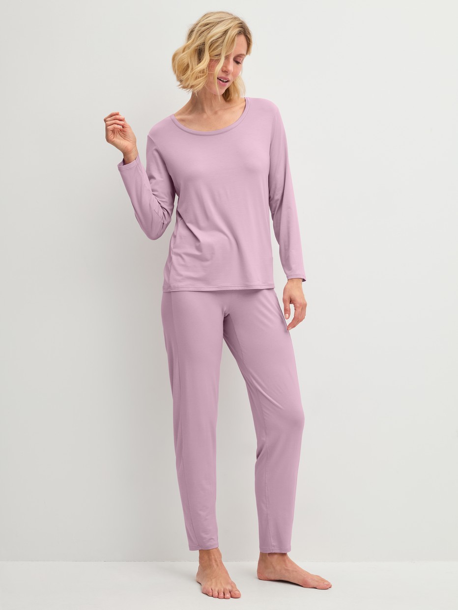 Women model is wearing Shirt long sleeve made of Modal in Purple, Unicoloured from the DSW Balancing series by CALIDA, Outfit