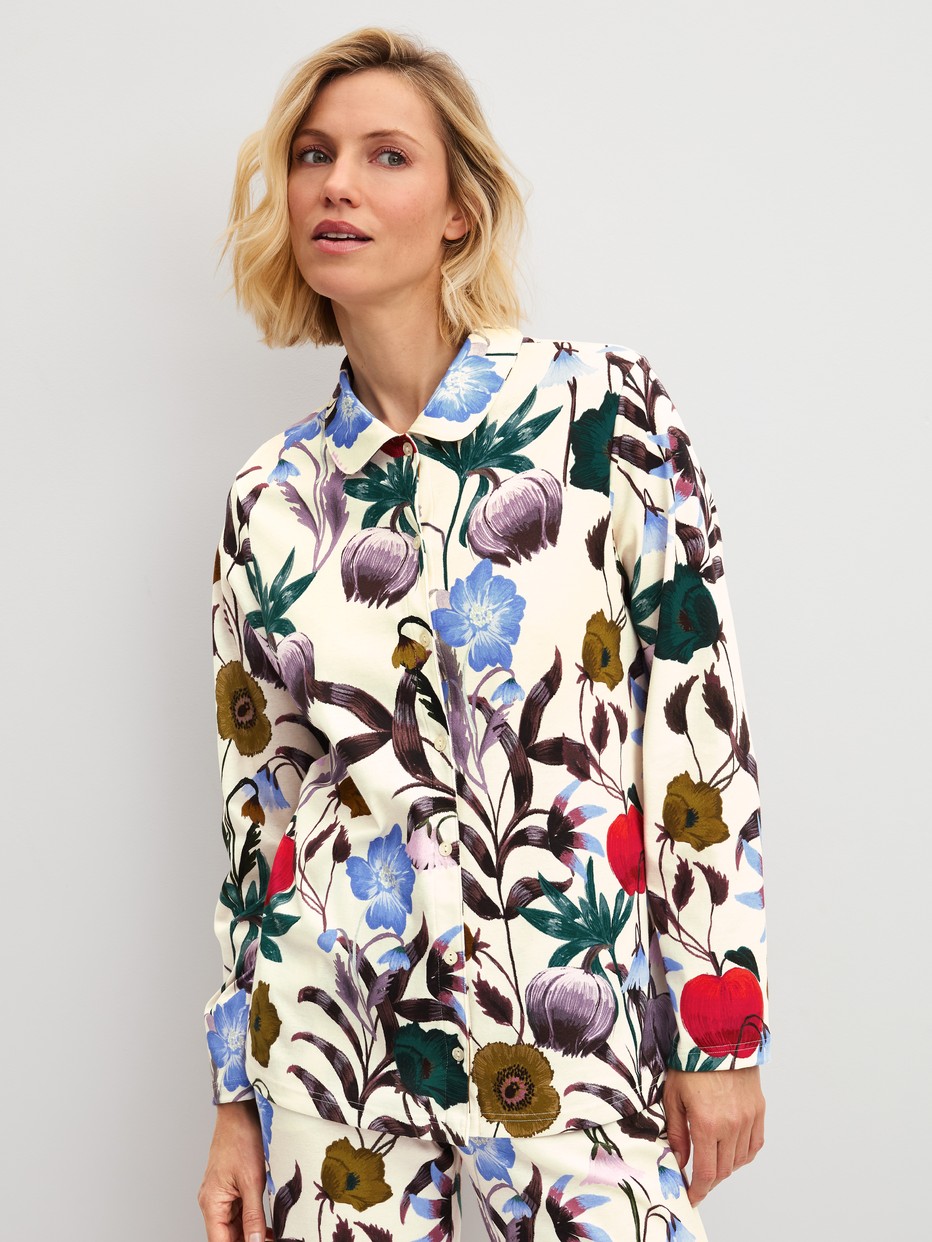La modella / Il modello Donna indossa Maglia a maniche lunghe con bottoni in 100% cotone di colore Beige, Floreale, della serie Alpine M&M di CALIDA, Vista frontale