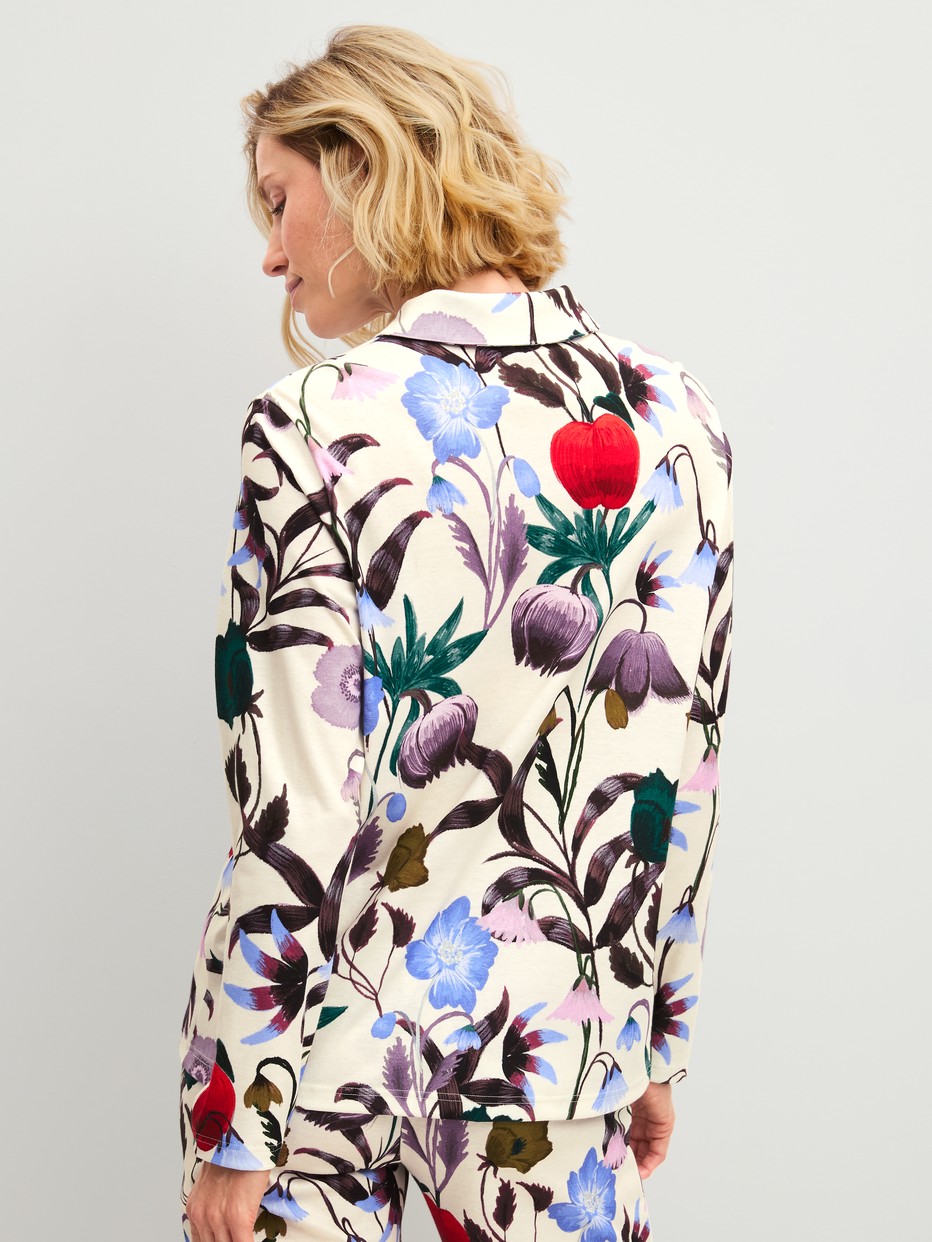 La modella / Il modello Donna indossa Maglia a maniche lunghe con bottoni in 100% cotone di colore Beige, Floreale, della serie Alpine M&M di CALIDA, Vista posteriore