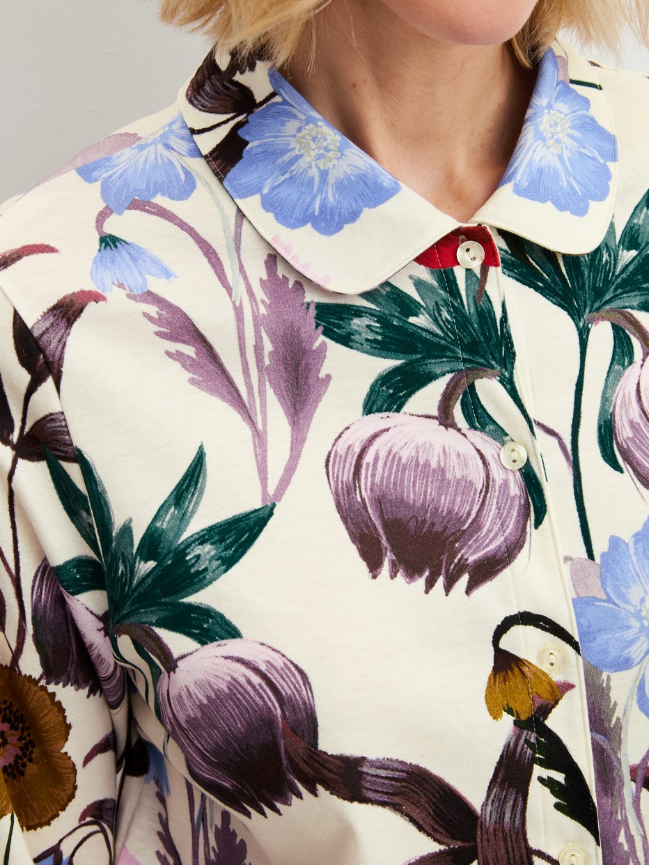La modella / Il modello Donna indossa Maglia a maniche lunghe con bottoni in 100% cotone di colore Beige, Floreale, della serie Alpine M&M di CALIDA, Dettaglio
