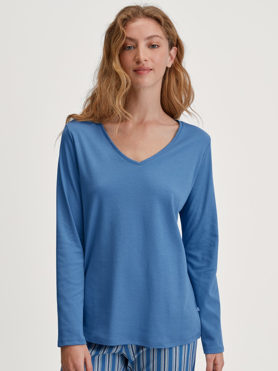 La modella / Il modello Donna indossa Camicia a maniche lunghe, scollo a V in 100% cotone di colore Blu, Tinta unita, della serie Favourites Journey di CALIDA, Vista frontale