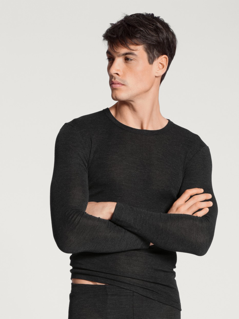 Herren-Model trägt Langarm-Shirt aus Wolle und Seide aus Wolle in Blau, Einfarbig aus Serie Wool & Silk von CALIDA, Vorderansicht