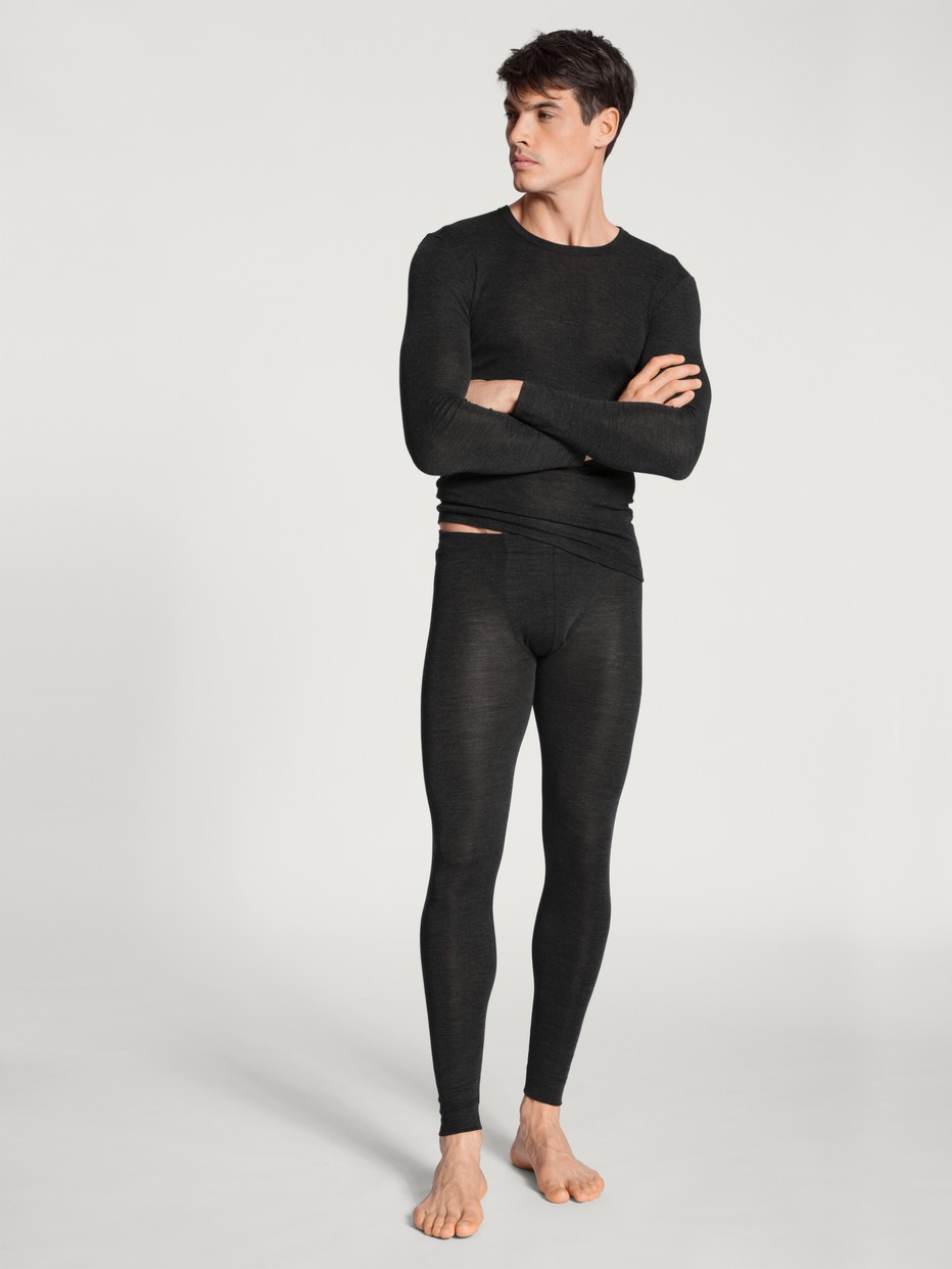 Herren-Model trägt Langarm-Shirt aus Wolle und Seide aus Wolle in Blau, Einfarbig aus Serie Wool & Silk von CALIDA, Outfit