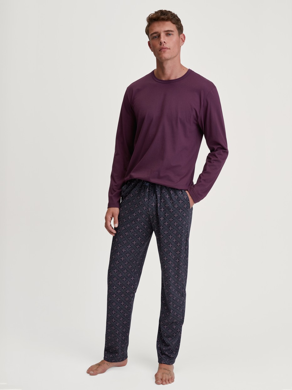 Herren-Model trägt Langarm-Shirt aus 100% Baumwolle in Rot, Einfarbig aus Serie RMX Sleep Holiday von CALIDA, Outfit