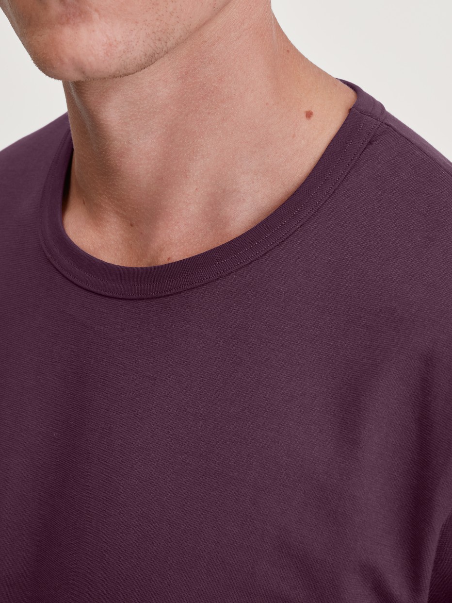 Herren-Model trägt Langarm-Shirt aus 100% Baumwolle in Rot, Einfarbig aus Serie RMX Sleep Holiday von CALIDA, Detail