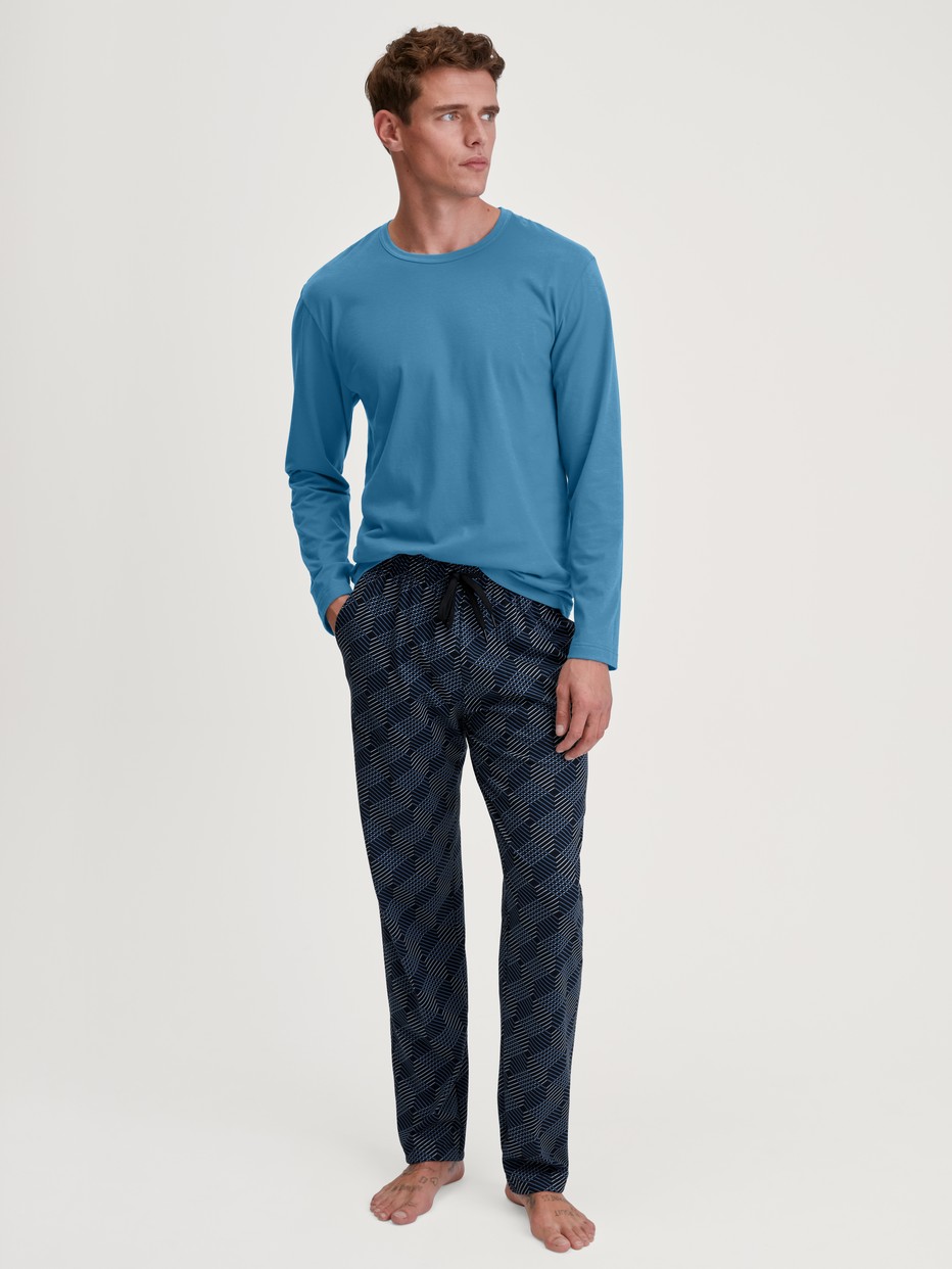Herren-Model trägt Langarm-Shirt aus 100% Baumwolle in Blau, Einfarbig aus Serie RMX Sleep Leisure von CALIDA, Outfit