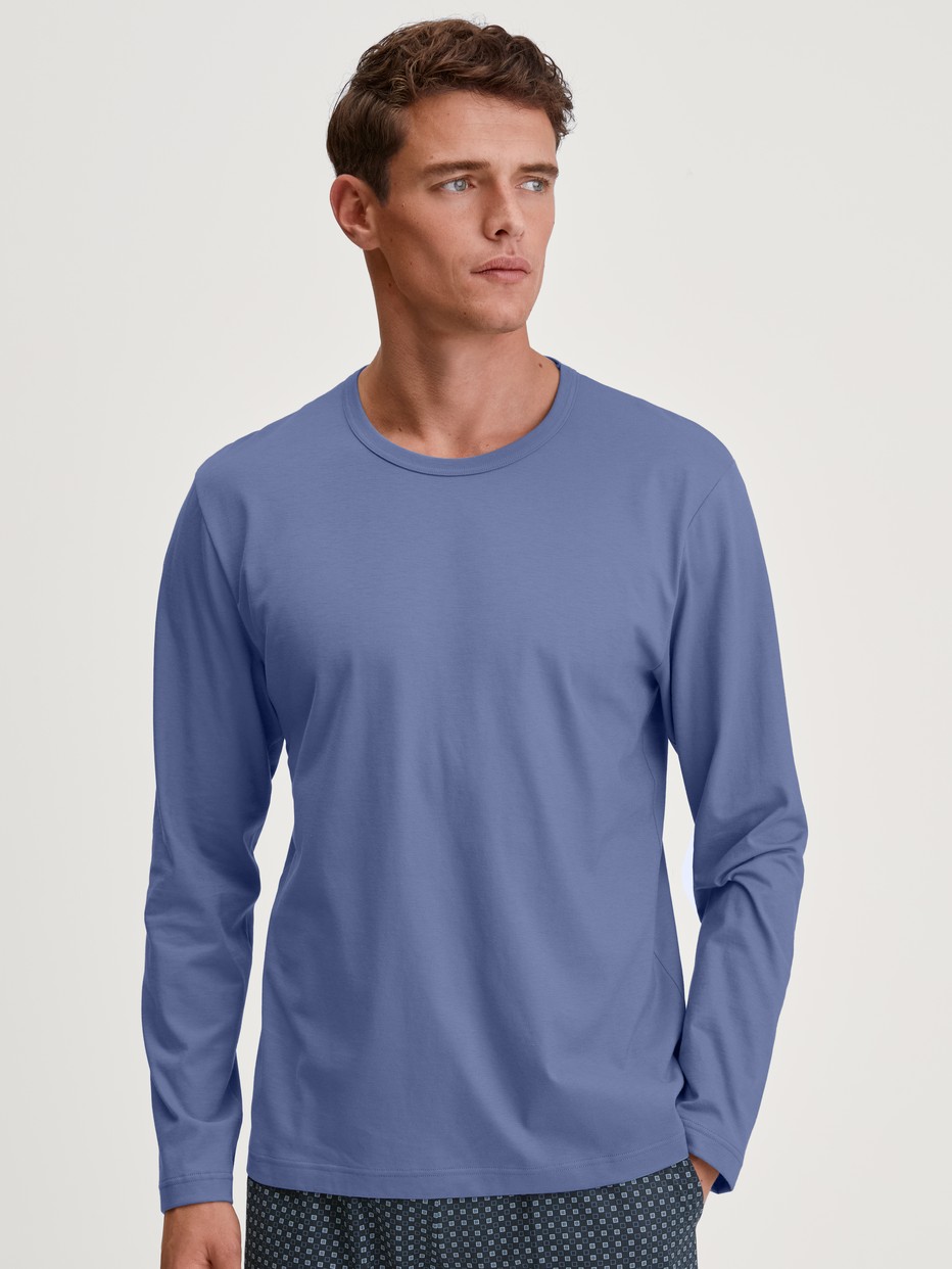 Men model is wearing Shirt long sleeve made of 100% Cotton in Blue, Unicoloured from the Remix Basic Sleep series by CALIDA, Front view