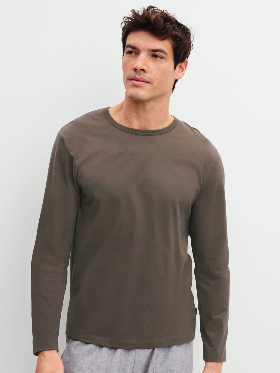 La modella / Il modello Uomo indossa Shirt a manica lunga in 100% cotone di colore Marrone, Tinta unita, della serie RMX Sleep Weekend di CALIDA, Vista frontale