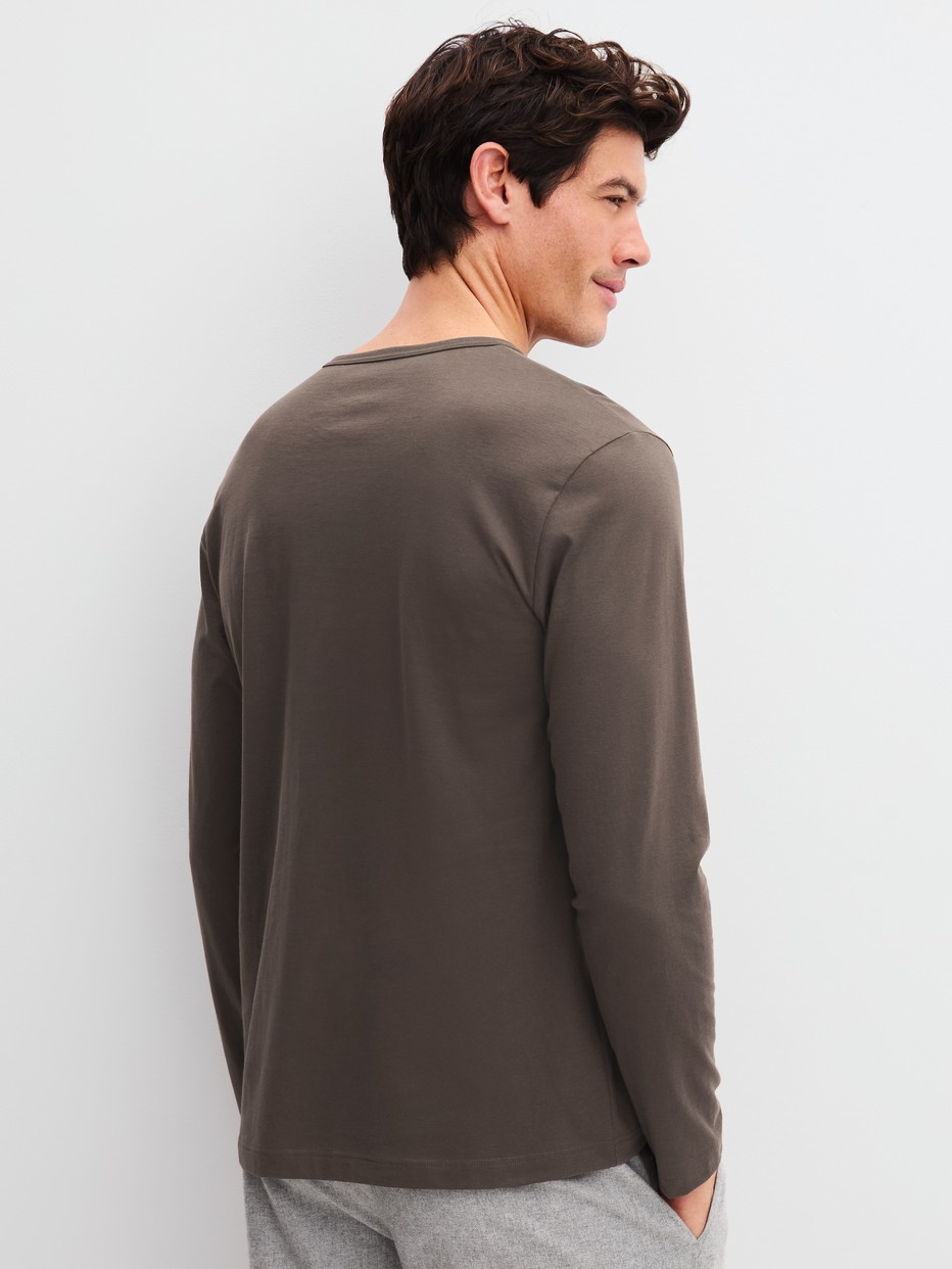La modella / Il modello Uomo indossa Shirt a manica lunga in 100% cotone di colore Marrone, Tinta unita, della serie RMX Sleep Weekend di CALIDA, Vista posteriore