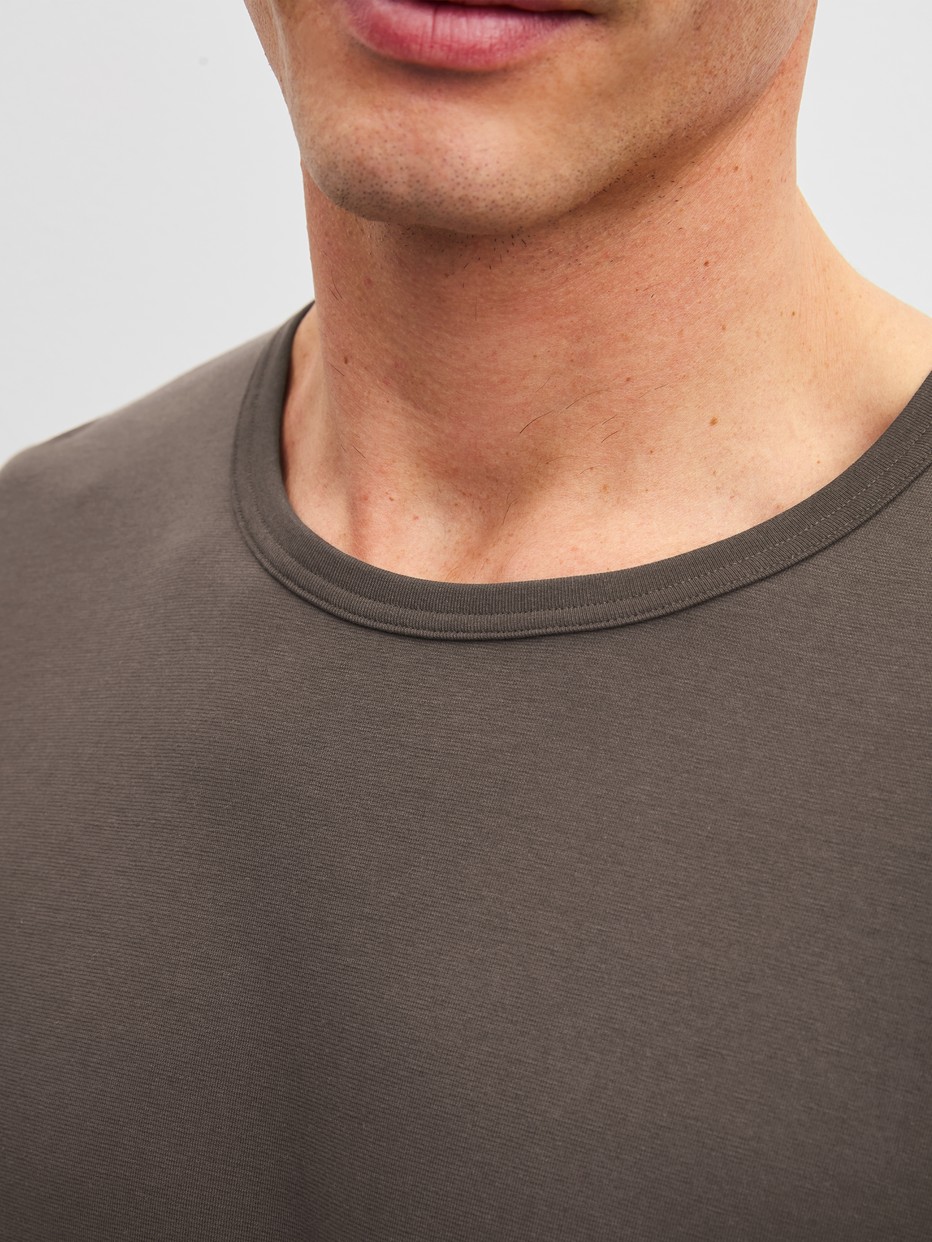 La modella / Il modello Uomo indossa Shirt a manica lunga in 100% cotone di colore Marrone, Tinta unita, della serie RMX Sleep Weekend di CALIDA, Dettaglio