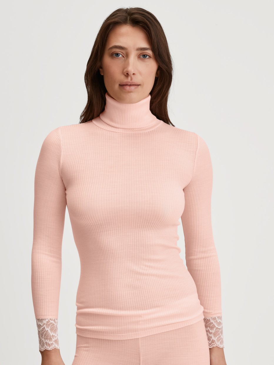 Le mannequin Femme porte le/la T-shirt à manches longues col roulé en laine et soie en Laine de couleur Rose, Dentelle, de la série Silky Wool Joy de CALIDA, Vue de face