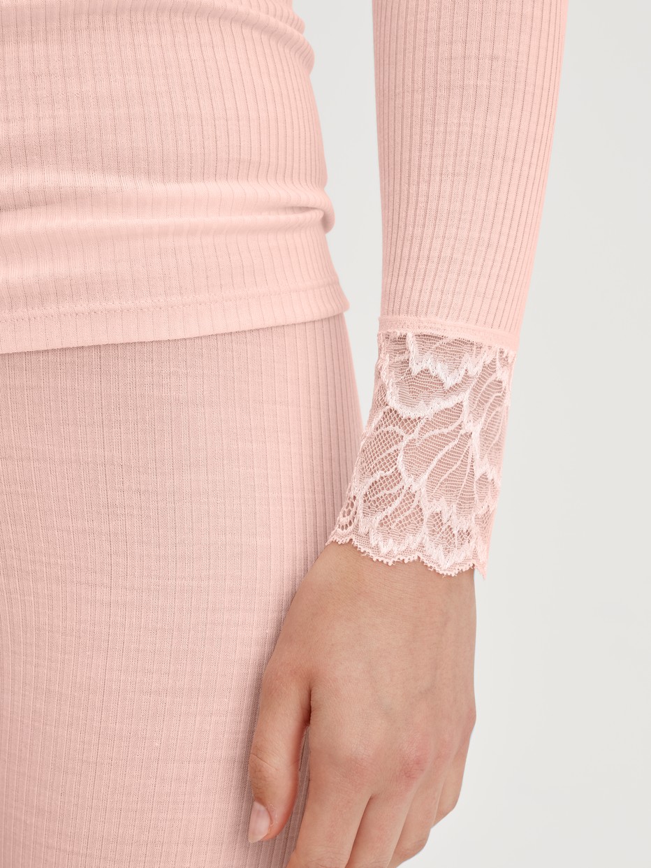 Le mannequin Femme porte le/la T-shirt à manches longues col roulé en laine et soie en Laine de couleur Rose, Dentelle, de la série Silky Wool Joy de CALIDA, Détail