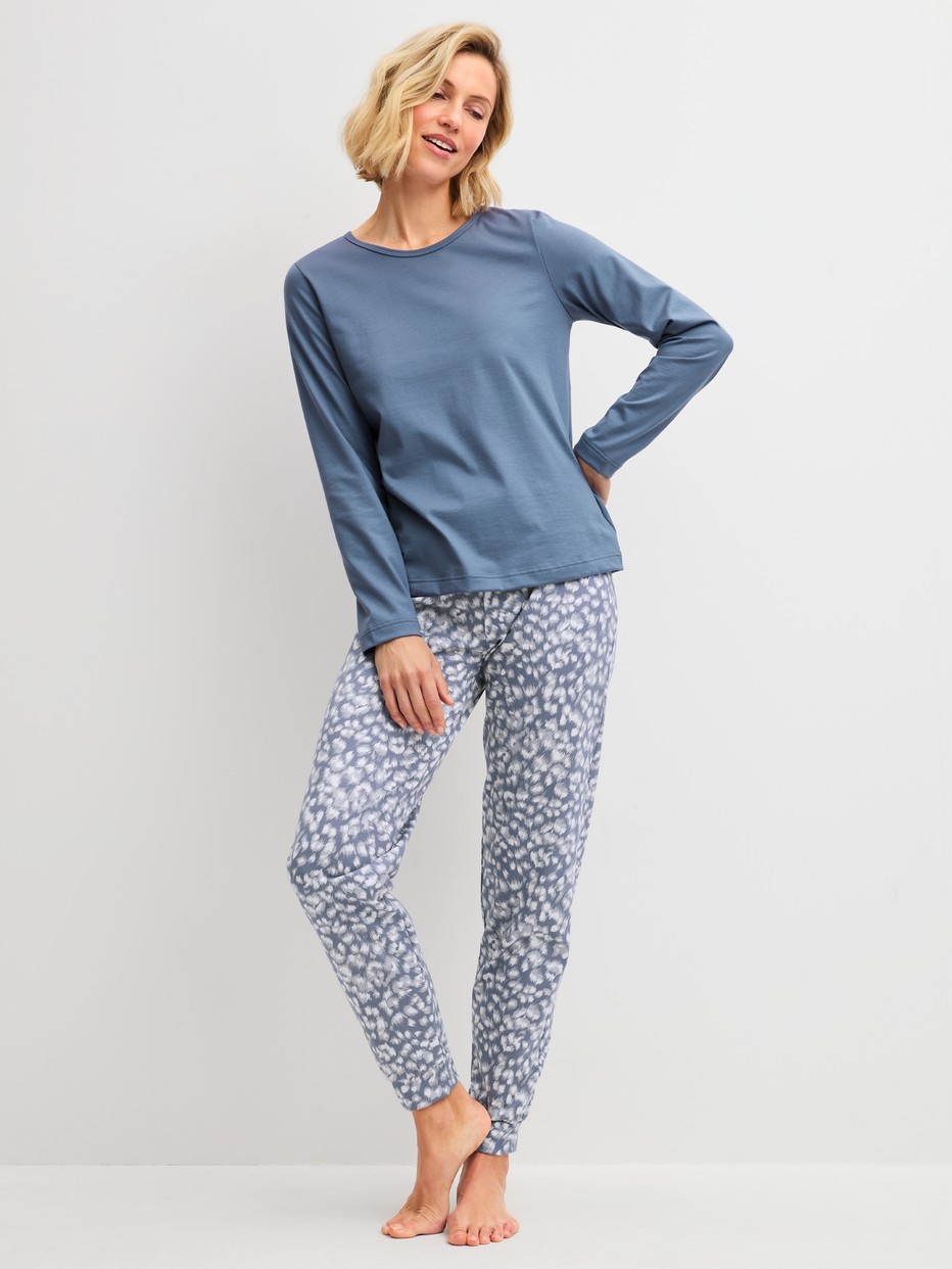 Damen-Model trägt Langarm-Shirt aus 100% Baumwolle in Blau, Einfarbig aus Serie Sleep Over M&M von CALIDA, Outfit