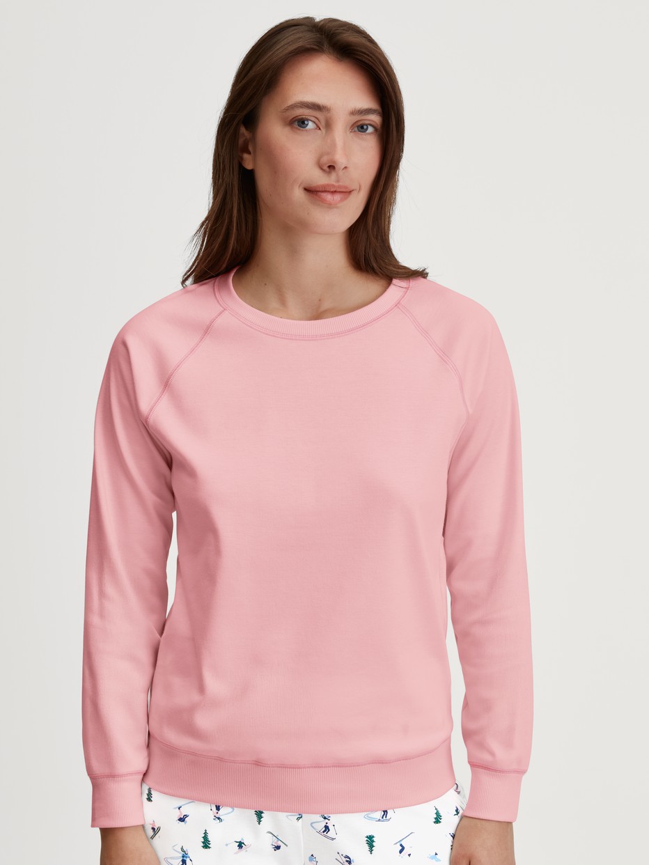 Damen-Model trägt Langarm-Shirt aus 100% Baumwolle in Rosa, Einfarbig aus Serie Ski Resort von CALIDA, Vorderansicht