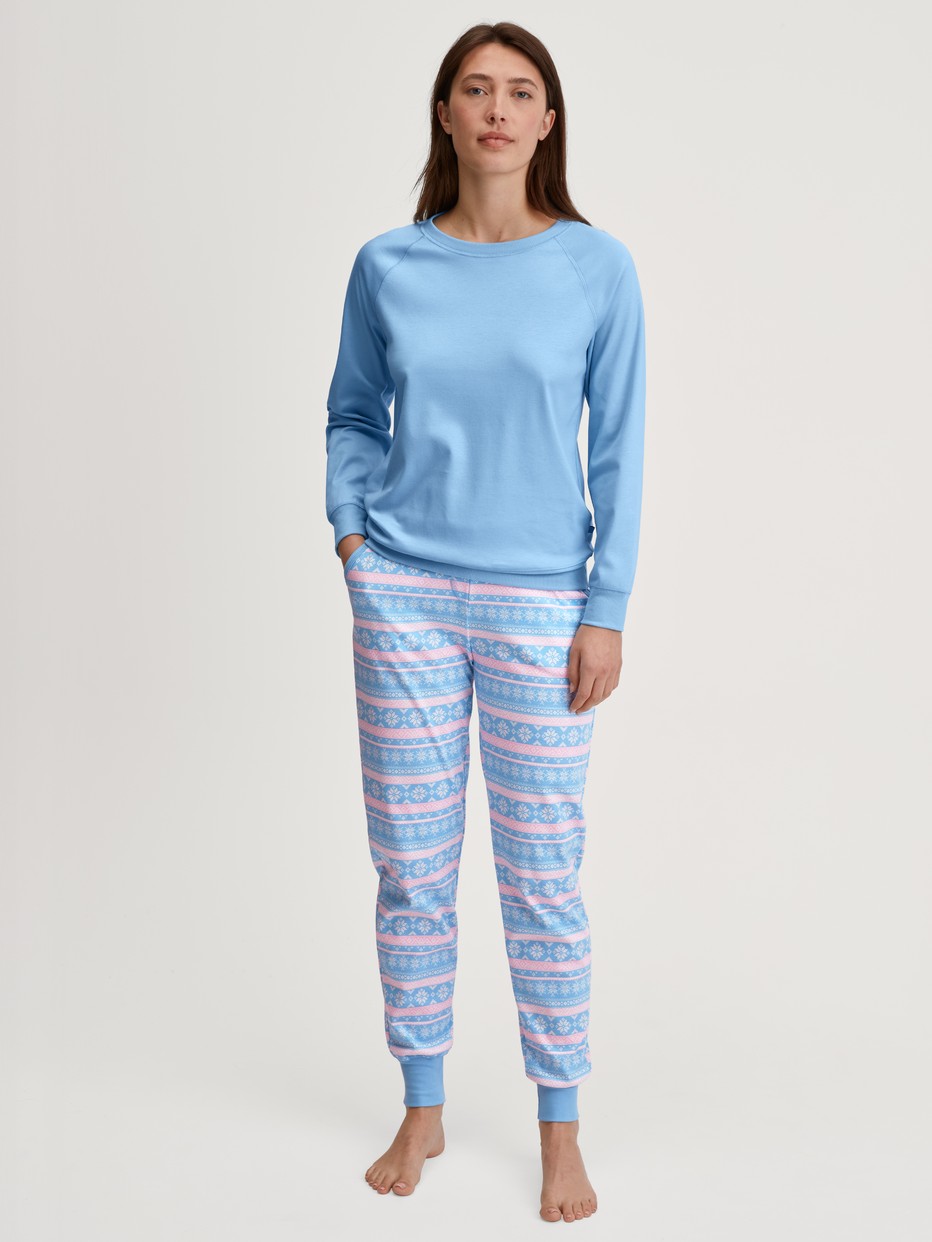 Women model is wearing Shirt long sleeve made of 100% Cotton in Blue, Unicoloured from the Ski Resort series by CALIDA, Outfit