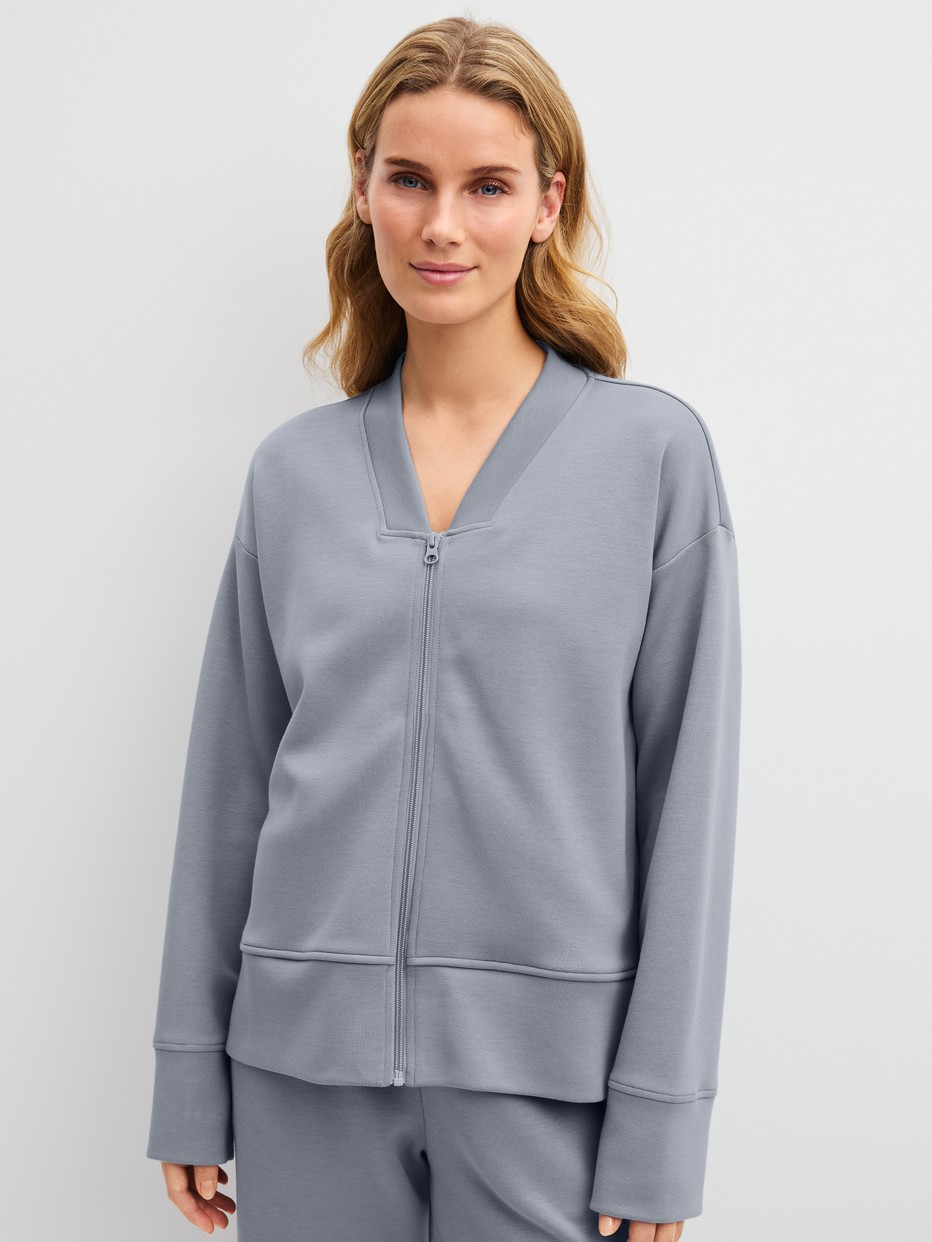 La modella / Il modello Donna indossa  in Cotone di colore Grigio, Tinta unita, della serie Natural Embrace di CALIDA, Vista frontale