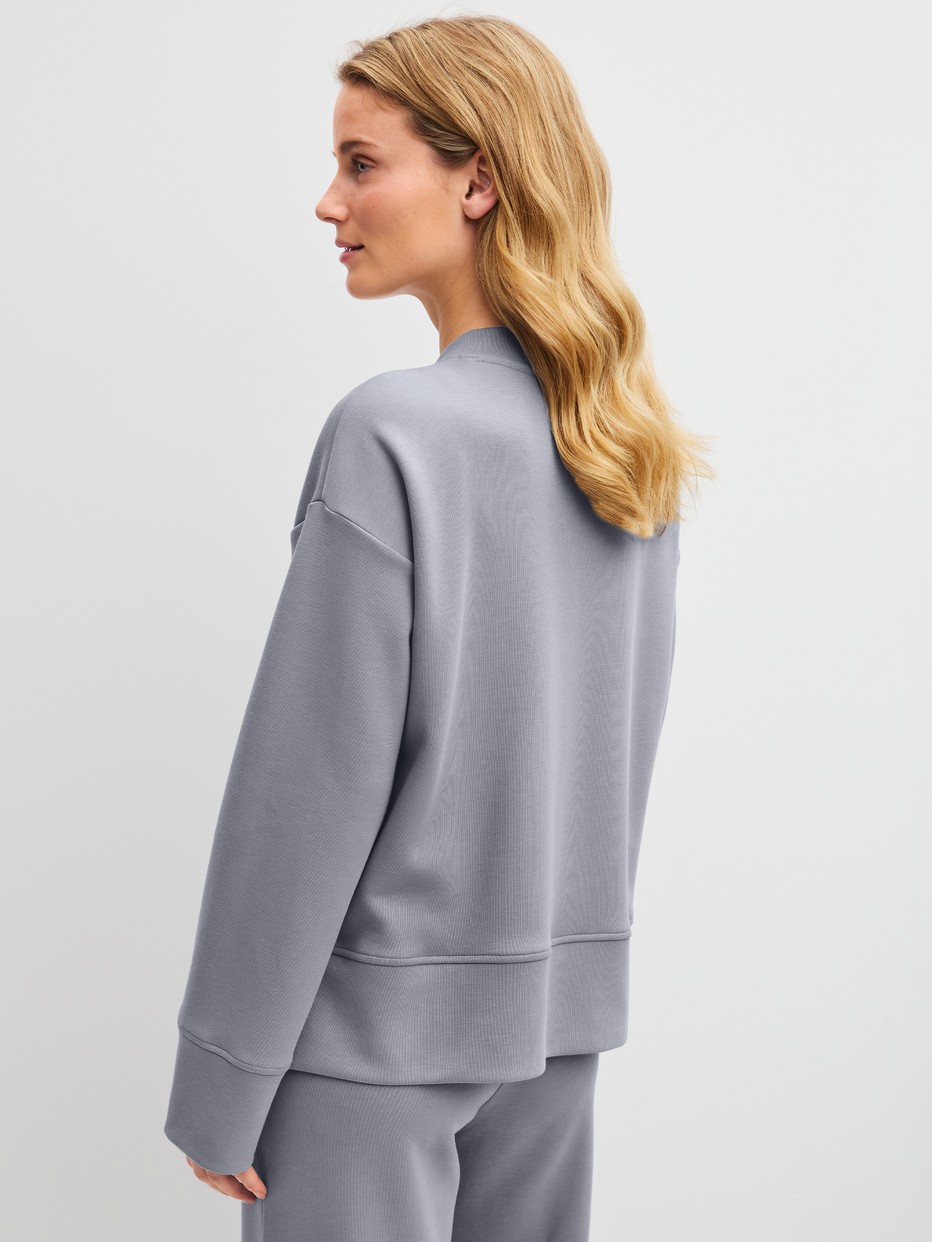La modella / Il modello Donna indossa  in Cotone di colore Grigio, Tinta unita, della serie Natural Embrace di CALIDA, Vista posteriore
