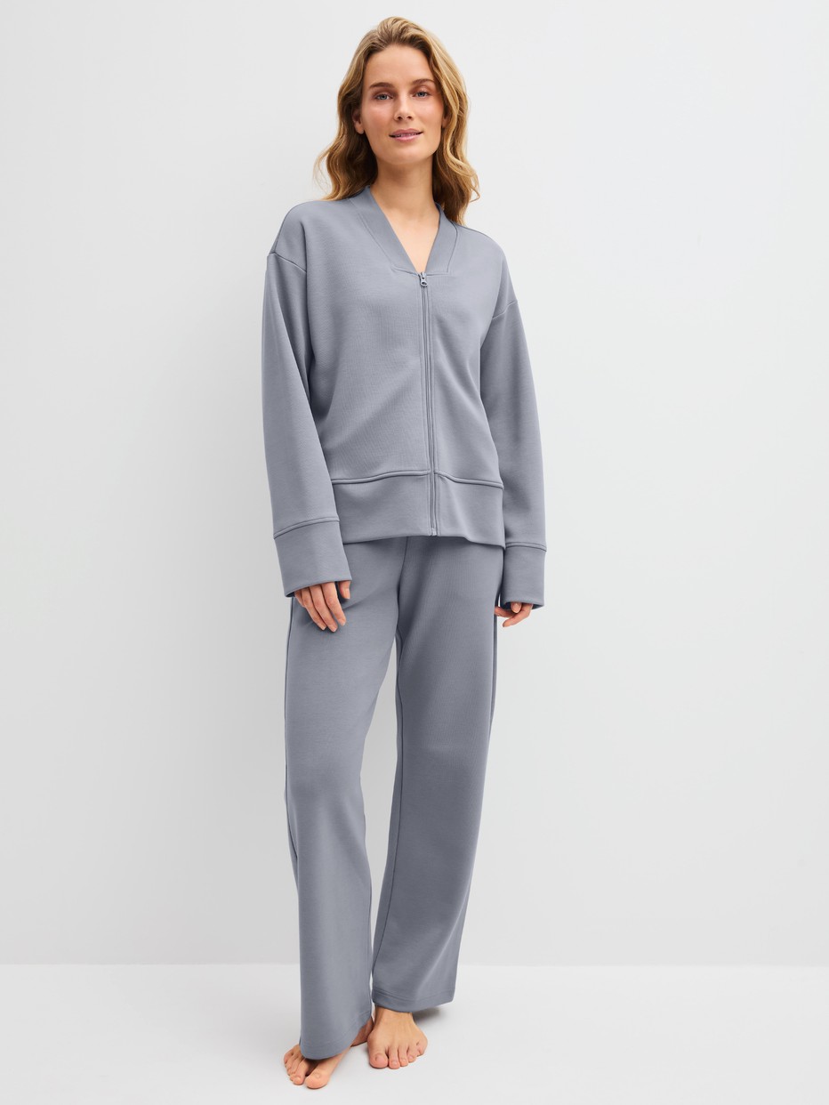 La modella / Il modello Donna indossa  in Cotone di colore Grigio, Tinta unita, della serie Natural Embrace di CALIDA, Abbigliamento
