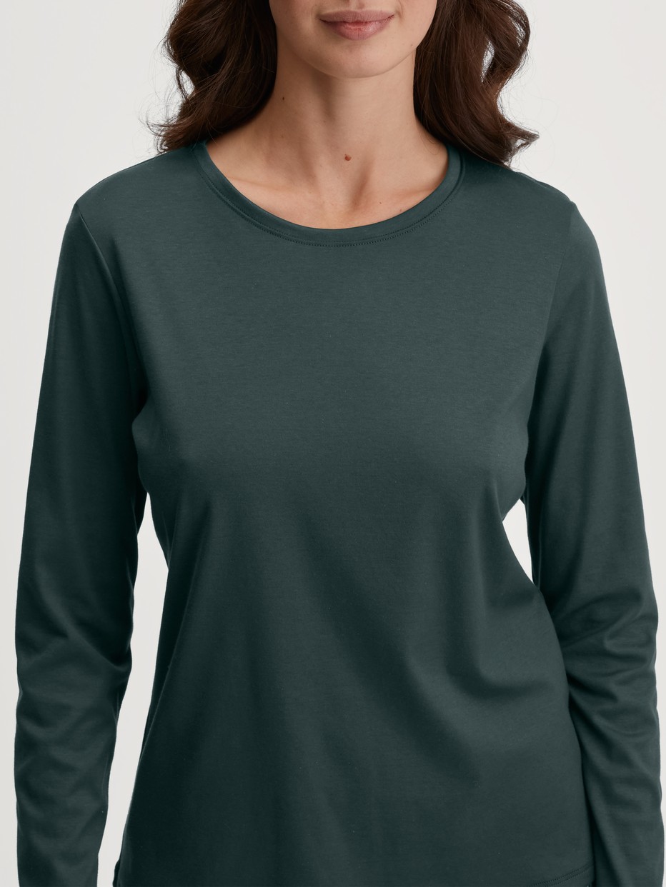 Damen-Model trägt Langarm-Shirt aus 100% Baumwolle in Grün, Einfarbig aus Serie Favourites Botanic von CALIDA, Detail