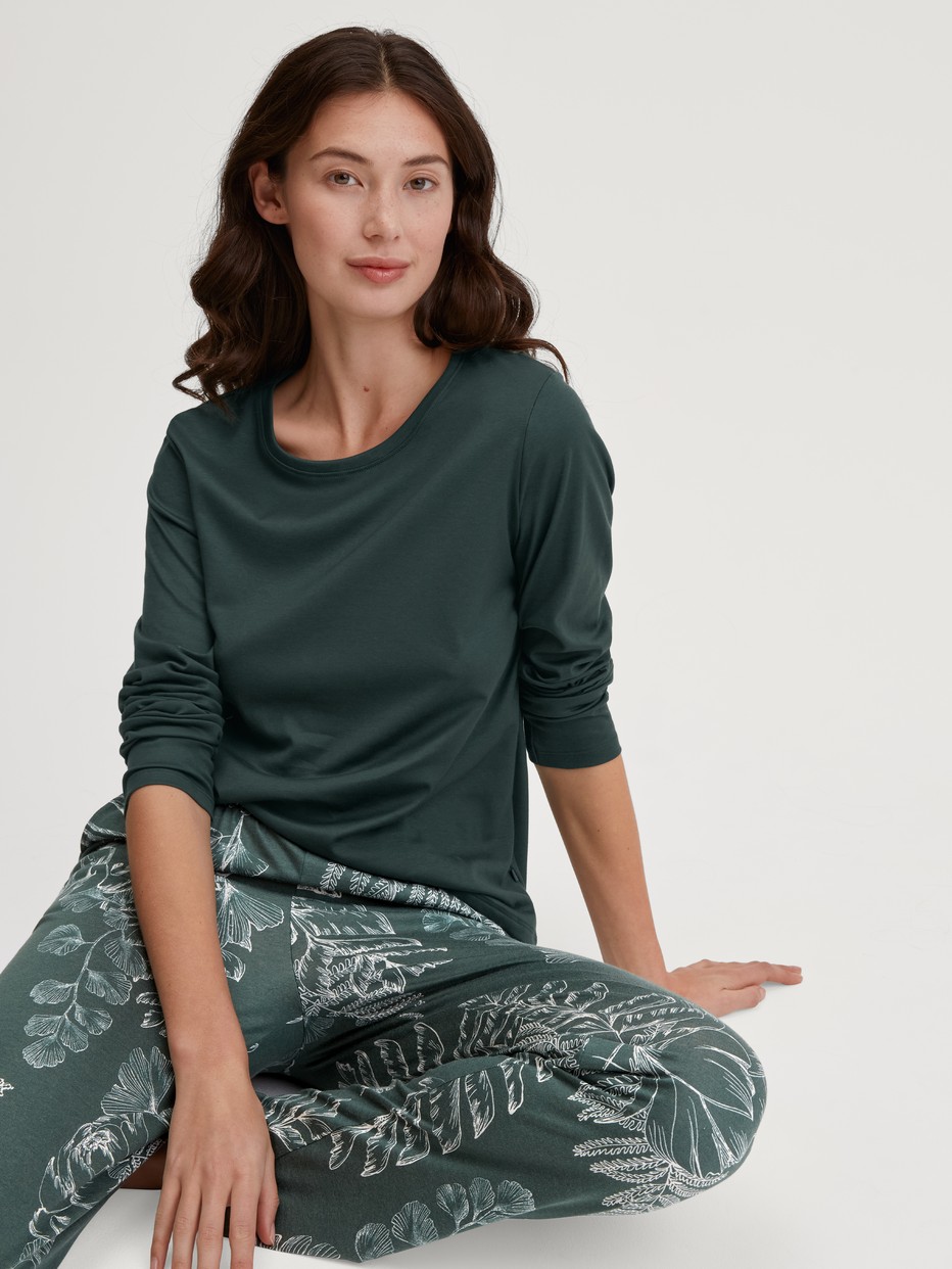 Damen-Model trägt Langarm-Shirt aus 100% Baumwolle in Grün, Einfarbig aus Serie Favourites Botanic von CALIDA, Zusatzbild