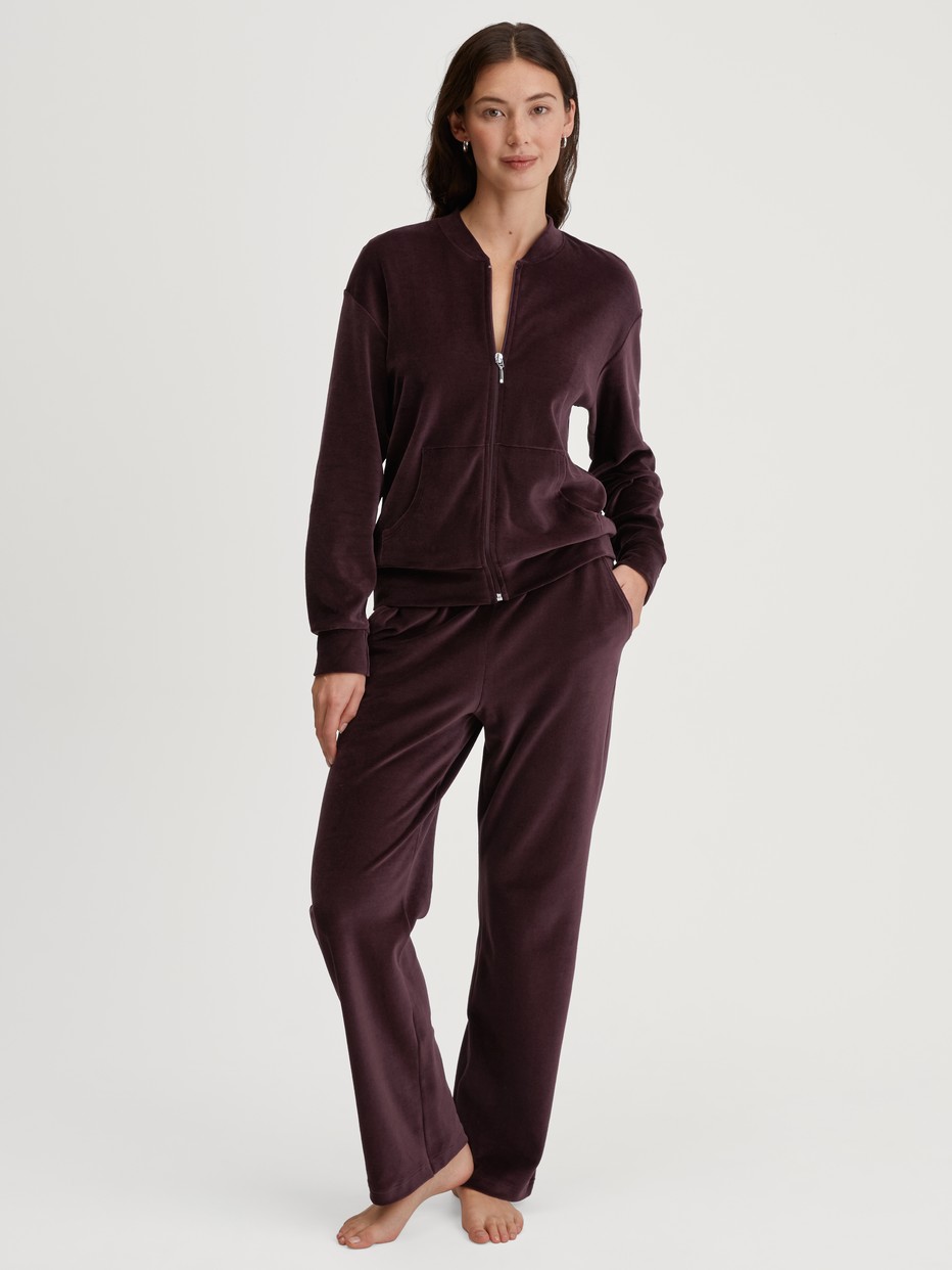 La modella / Il modello Donna indossa Giacca da casa in velluto in Cotone di colore Rosso, Tinta unita, della serie Lounge Velours di CALIDA, Abbigliamento