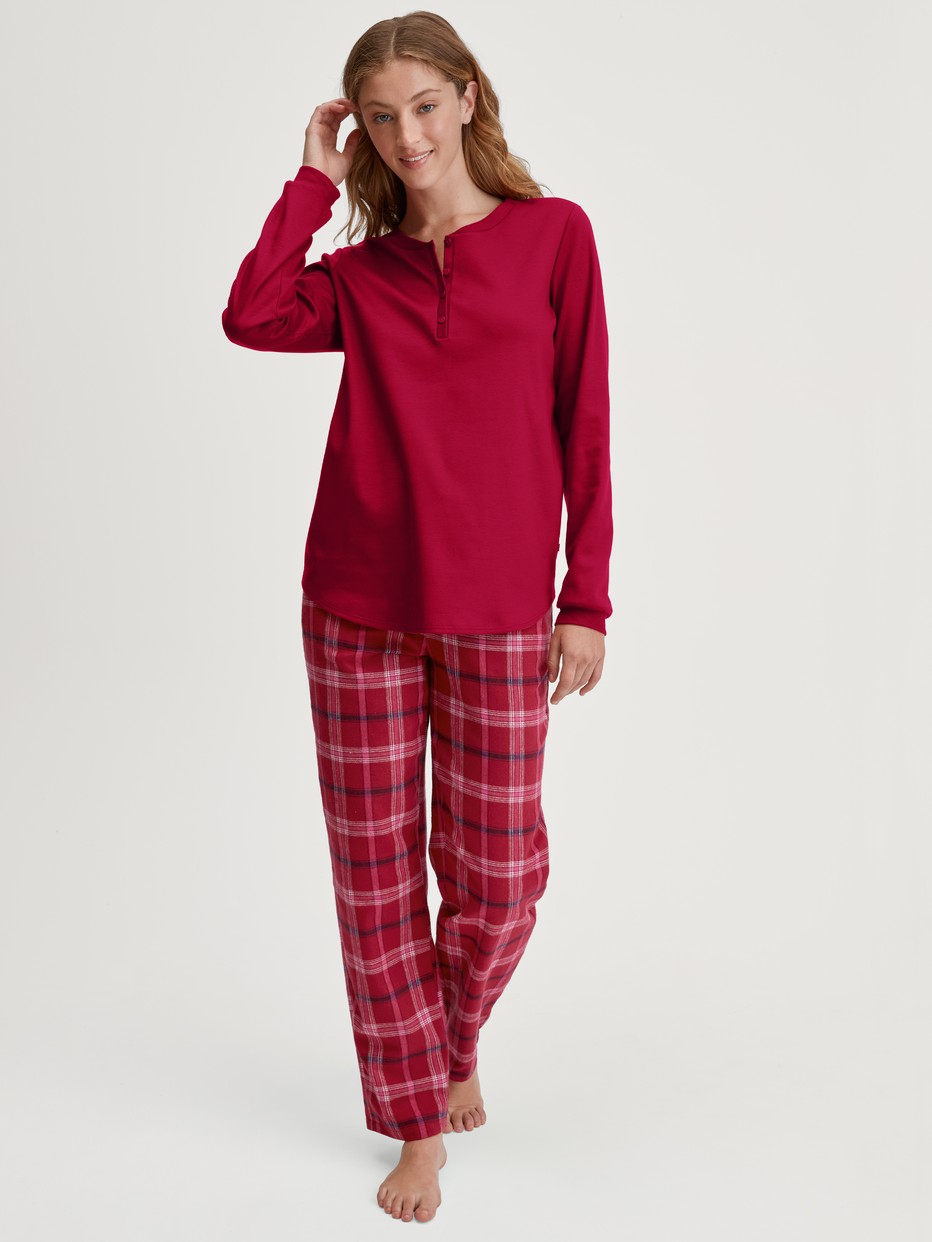 Le mannequin Femme porte le/la T-shirt à manches longues en 100% coton de couleur Rouge, Unicolore, de la série Favourites Holidays de CALIDA, Vue de face