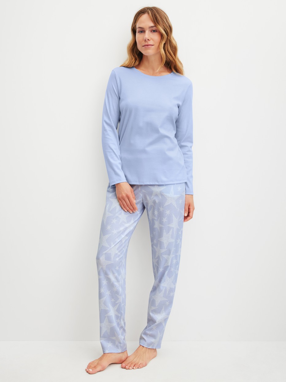 Damen-Model trägt Langarm-Shirt aus  in Blau,  aus Serie Favourites Cosy von CALIDA, Outfit