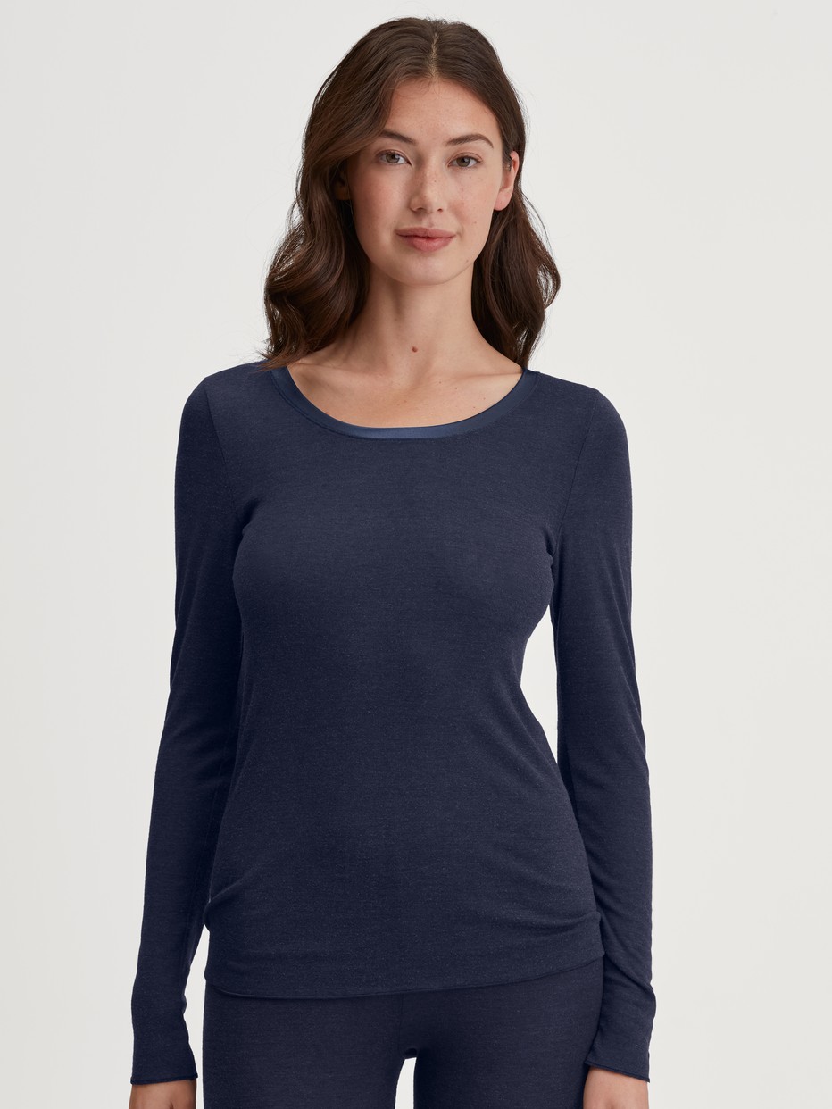 Damen-Model trägt Langarm-Shirt aus Wolle-Seide aus Wolle in Blau, Einfarbig aus Serie True Confidence von CALIDA, Vorderansicht