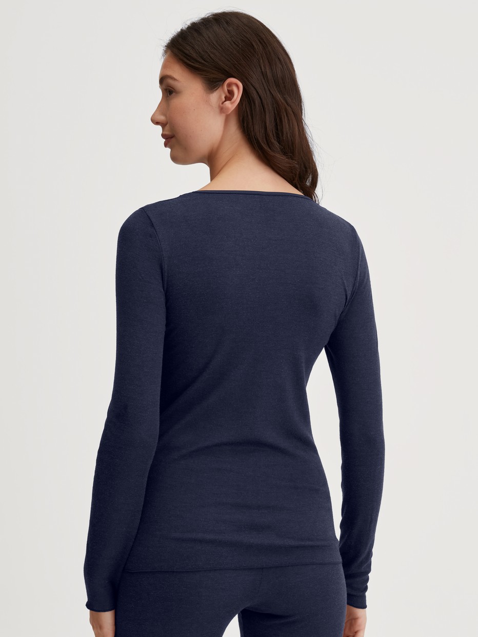 Damen-Model trägt Langarm-Shirt aus Wolle-Seide aus Wolle in Blau, Einfarbig aus Serie True Confidence von CALIDA, Rückansicht