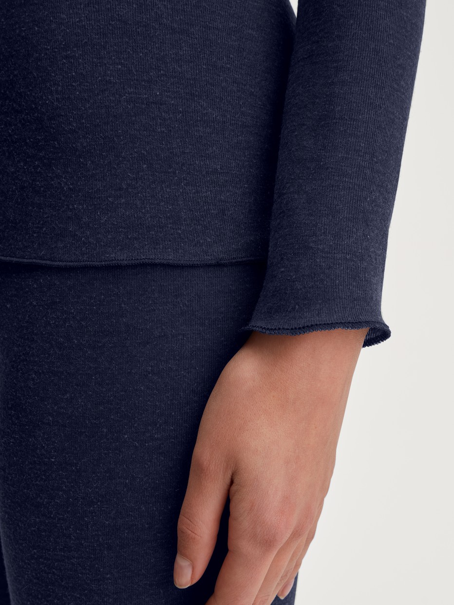 Damen-Model trägt Langarm-Shirt aus Wolle-Seide aus Wolle in Blau, Einfarbig aus Serie True Confidence von CALIDA, Detail