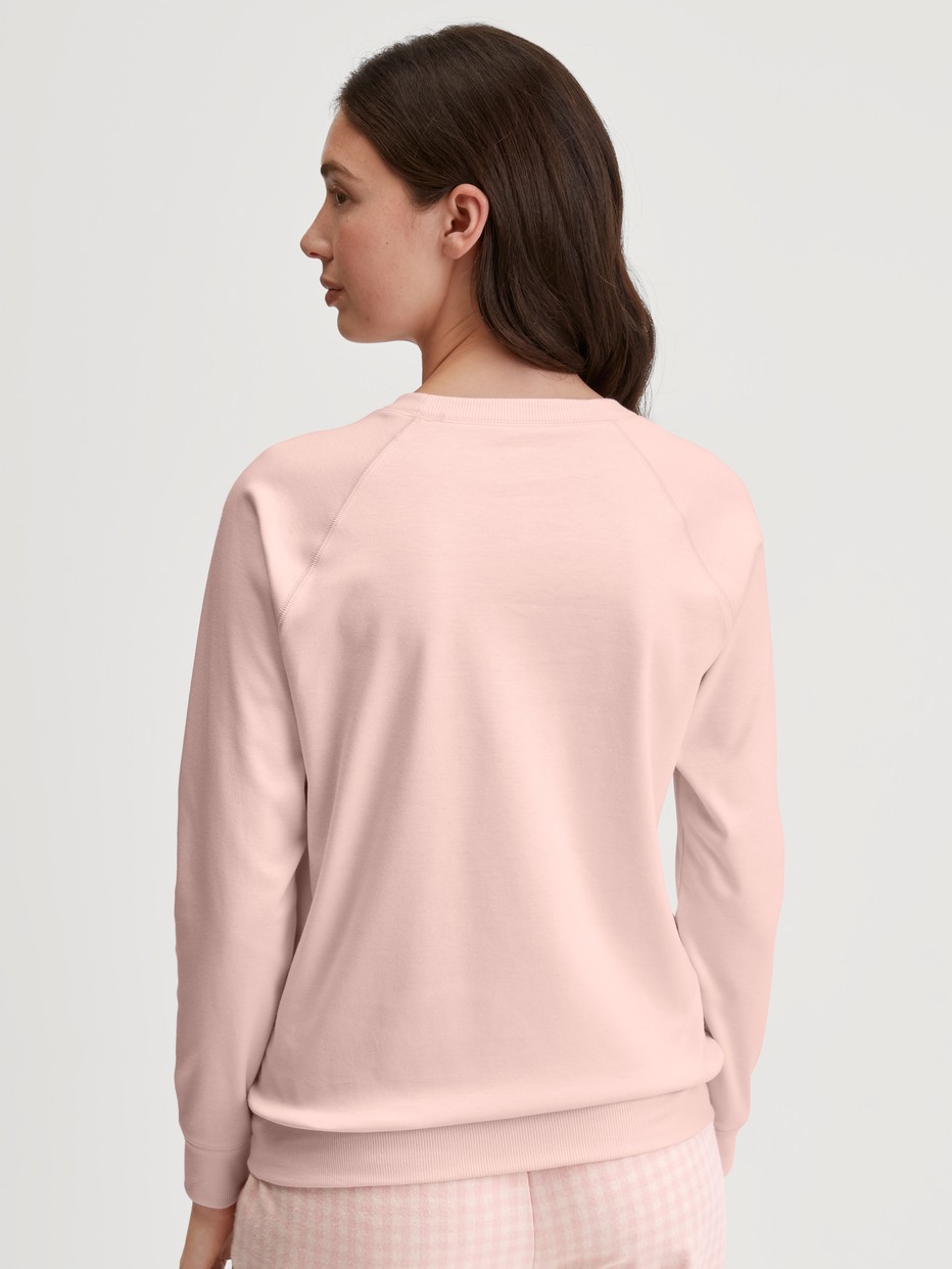 Le mannequin Femme porte le/la T-shirt à manches longues en 100% coton de couleur Rose, Unicolore, de la série Favourites Universe de CALIDA, Vue arrière