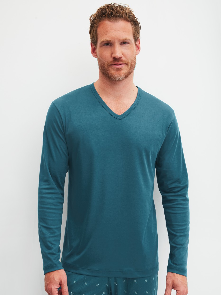 Herren-Model trägt Langarm-Shirt mit V-Ausschnitt aus Baumwolle in Türkis, Einfarbig aus Serie RMX Sleep Free von CALIDA, Vorderansicht