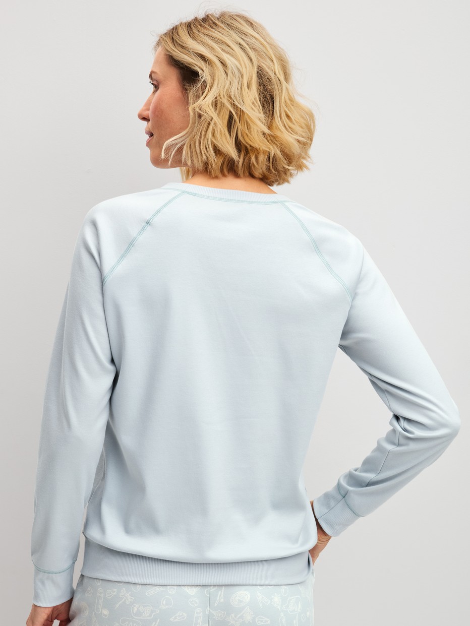 La modella / Il modello Donna indossa  in 100% cotone di colore Blu, Tinta unita, della serie Alpine M&M di CALIDA, Vista posteriore