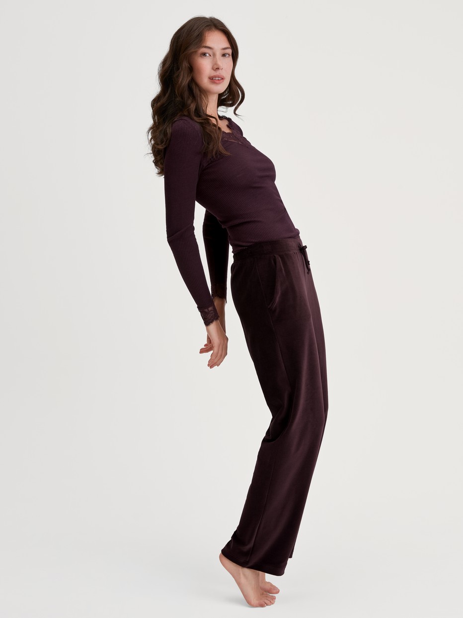 Women model is wearing Wool-silk long-sleeved shirt made of Wool in Red, Lace from the Silky Wool Joy series by CALIDA, Front view