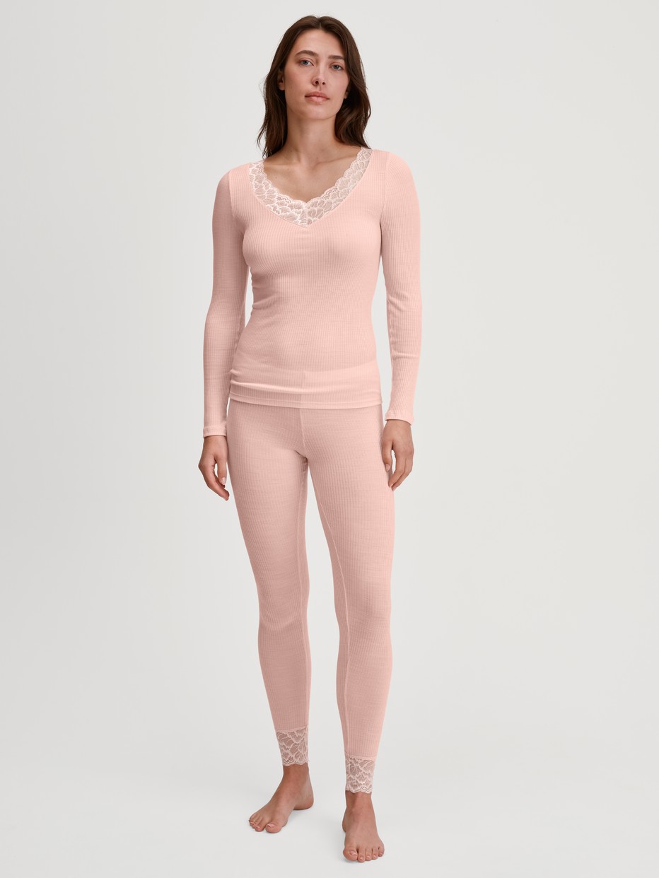 Damen-Model trägt Langarm-Shirt aus Wolle-Seide aus Wolle in Rosa, Spitze aus Serie Silky Wool Joy von CALIDA, Outfit