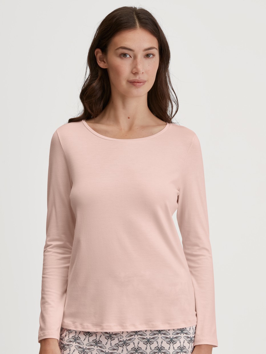 Women model is wearing Shirt long sleeve made of Modal in Pink, Unicoloured from the Favourites Seduction series by CALIDA, Front view