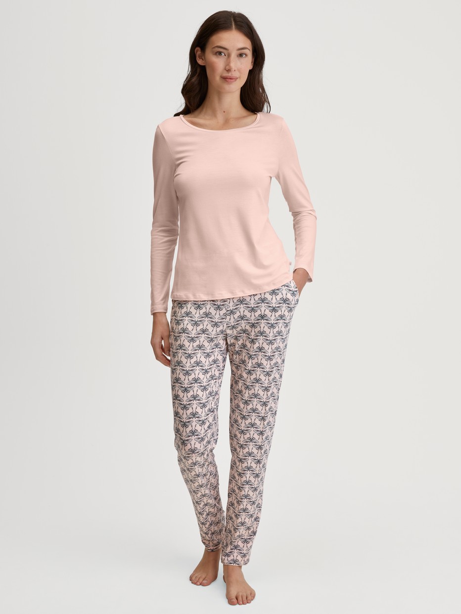 Women model is wearing Shirt long sleeve made of Modal in Pink, Unicoloured from the Favourites Seduction series by CALIDA, Outfit