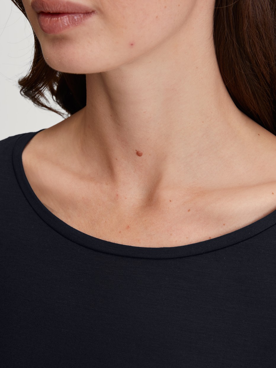 Damen-Model trägt Langarm-Shirt aus Modal in Schwarz, Einfarbig aus Serie Favourites Seduction von CALIDA, Detail