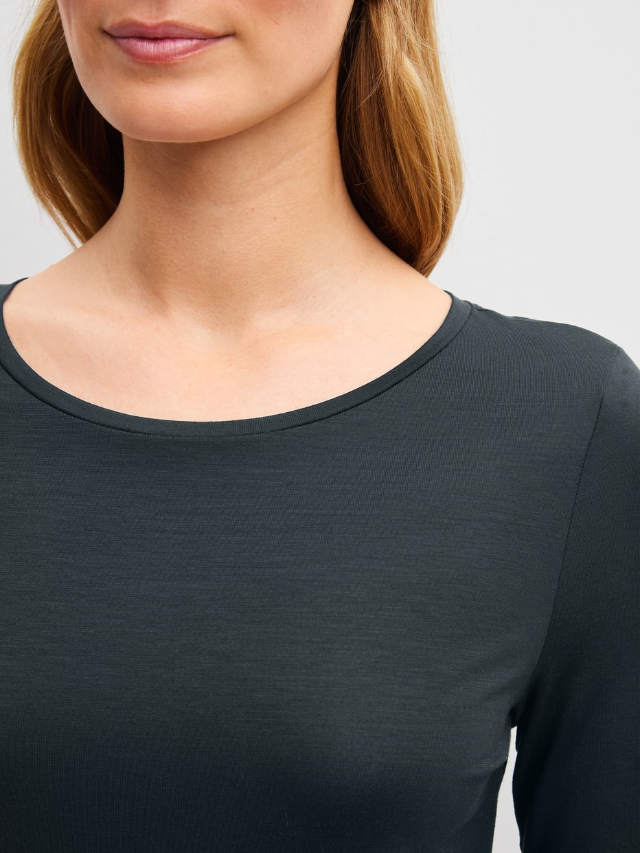 Le mannequin Femme porte le/la T-shirt à manches longues en Modal de couleur Noir, Unicolore, de la série Sleep Over M&M de CALIDA, Détail