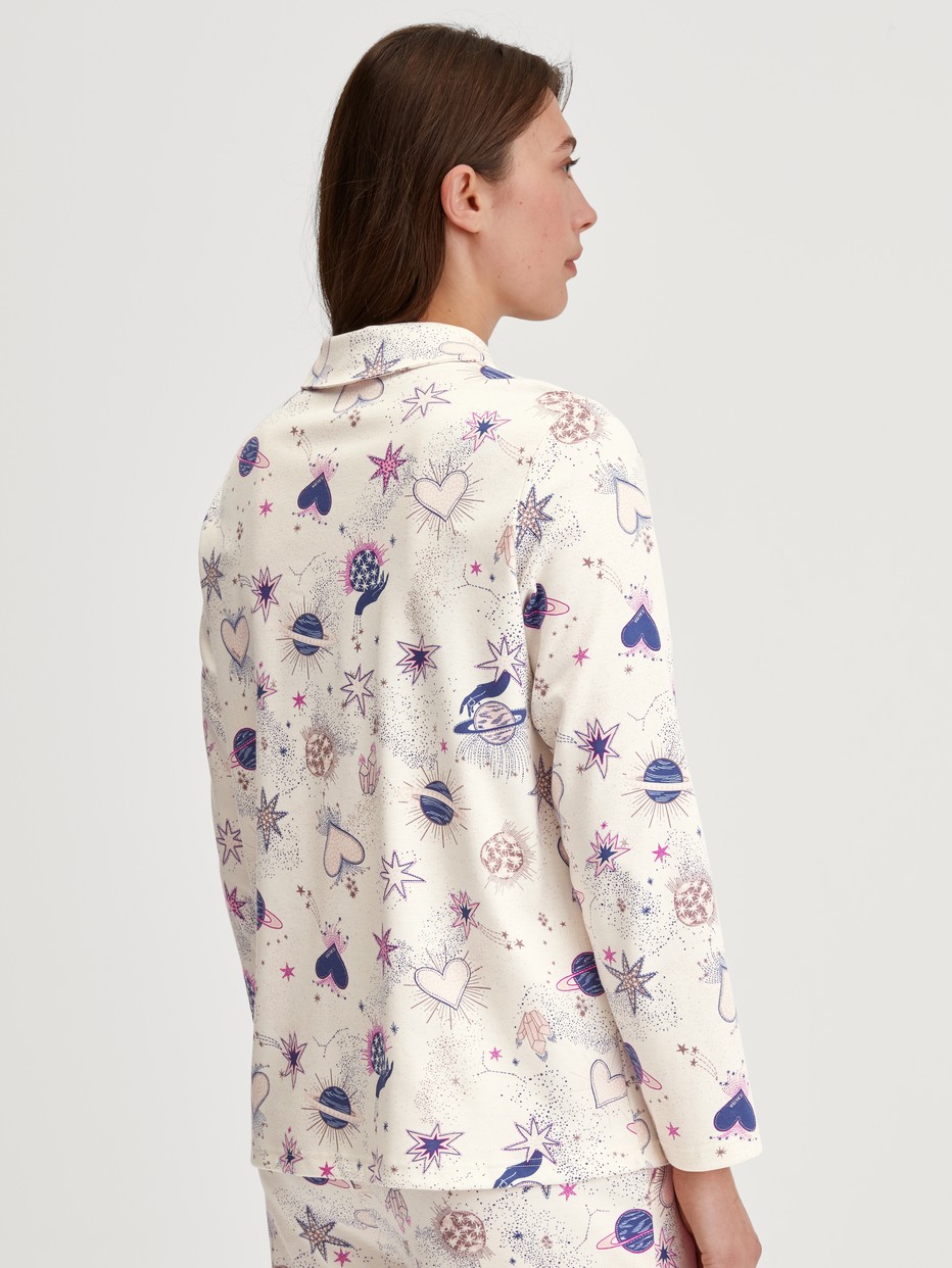 Damen-Model trägt Langarm-Shirt mit Knöpfen aus 100% Baumwolle in Beige, Gemustert aus Serie Favourites Universe von CALIDA, Rückansicht