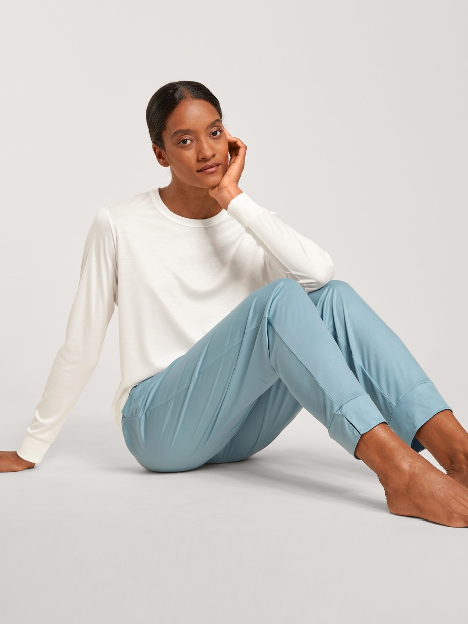 Damen-Model trägt Langarm-Shirt aus Modal in Weiß, Einfarbig aus Serie Lounge & Relax von CALIDA, Vorderansicht, Outfit