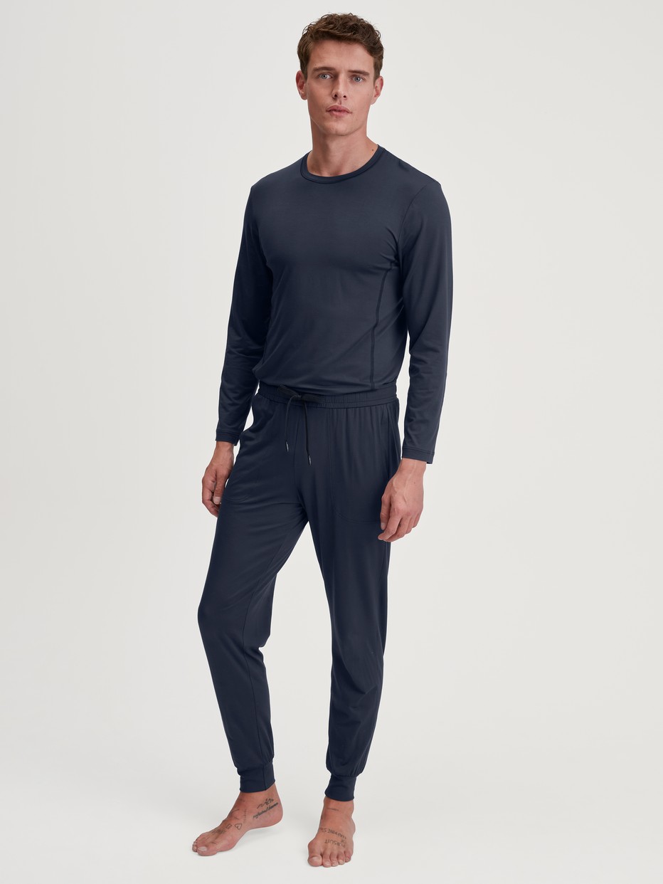 Men model is wearing Shirt long sleeve made of TENCEL™ in Blue, Unicoloured from the DSW Balancing series by CALIDA, Outfit