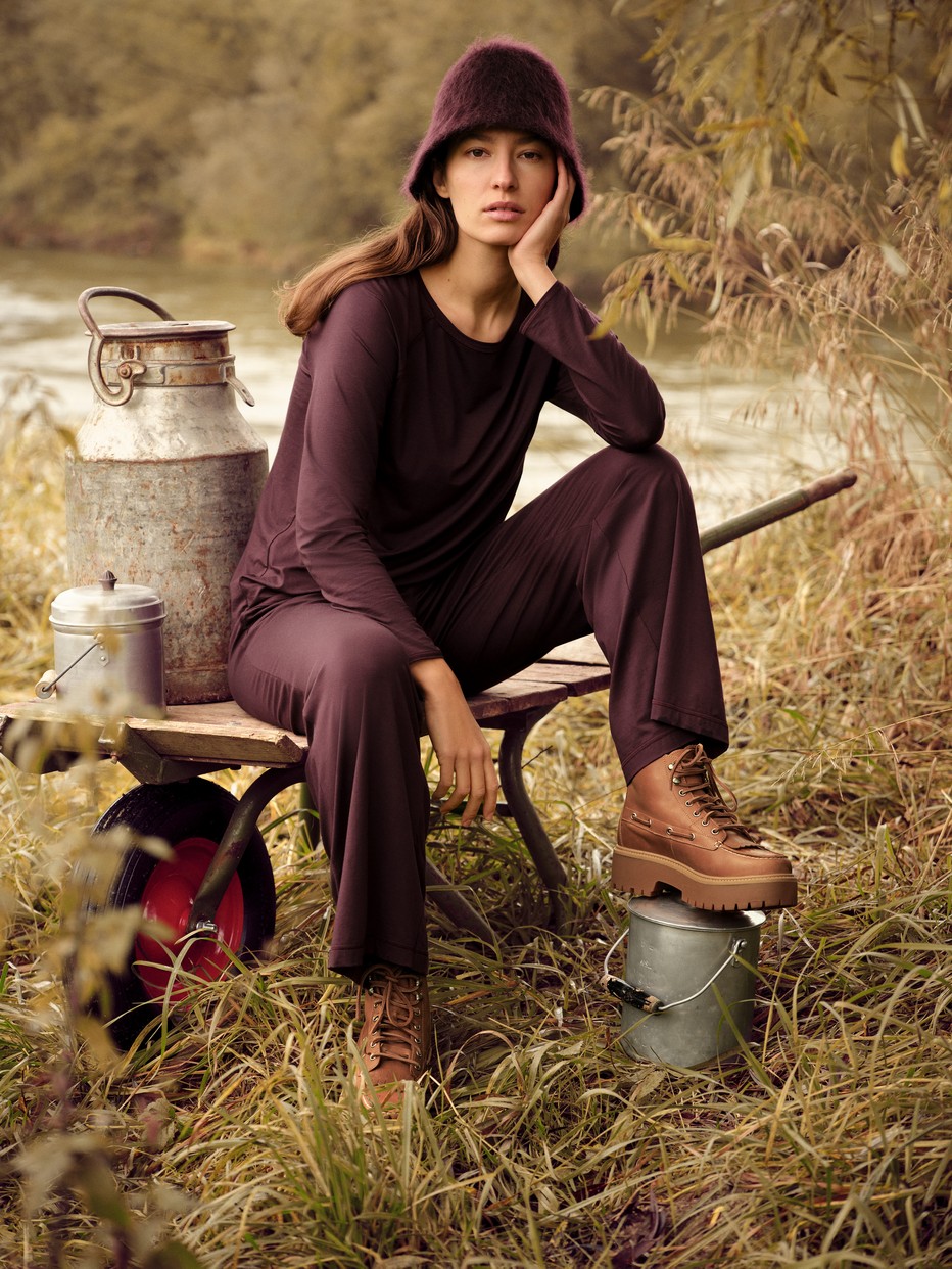 Women model is wearing Shirt long-sleeve made of Modal in Brown, Unicoloured from the DSW Balancing series by CALIDA, Additional Image