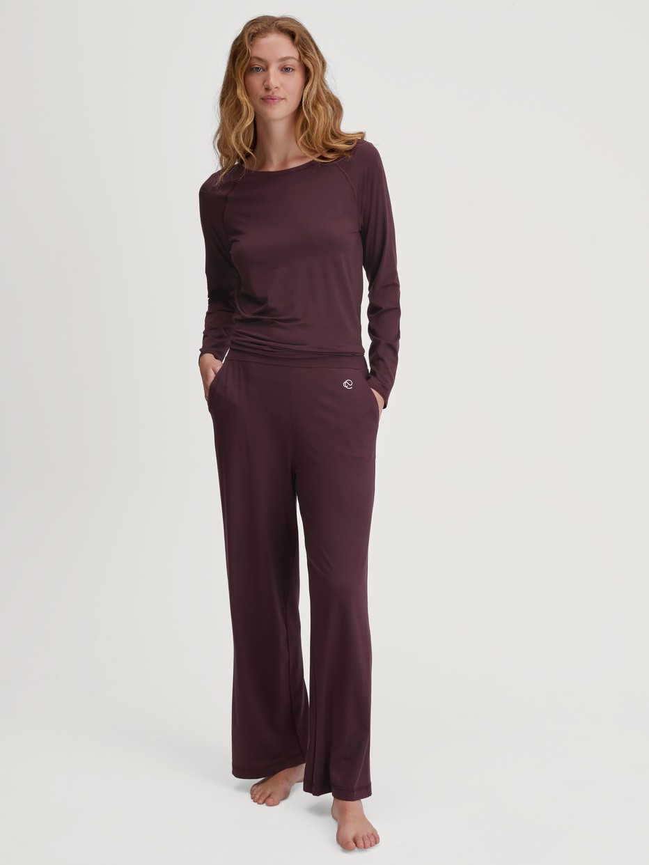 Le mannequin Femme porte le/la T-shirt à manches longues en Modal de couleur Marron, Unicolore, de la série DSW Balancing de CALIDA, Tenue