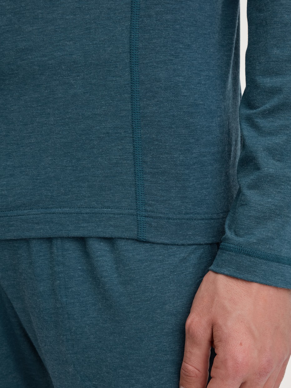 Herren-Model trägt Langarm-Shirt aus TENCEL™ in Türkis, Einfarbig aus Serie DSW Warming von CALIDA, Detail