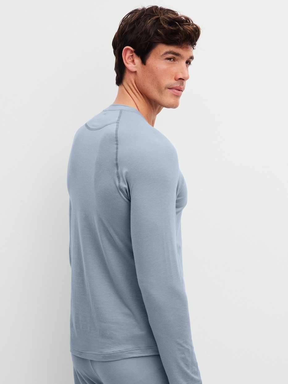 Herren-Model trägt Langarm-Shirt aus Lyocell in Grau, Einfarbig aus Serie DSW Warming von CALIDA, Rückansicht